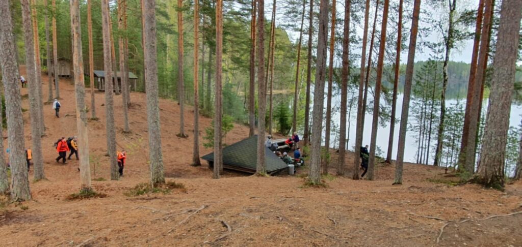 Harjuinen taukopaikka korkealla. Alhaalla näkyy tulentekopaikka.