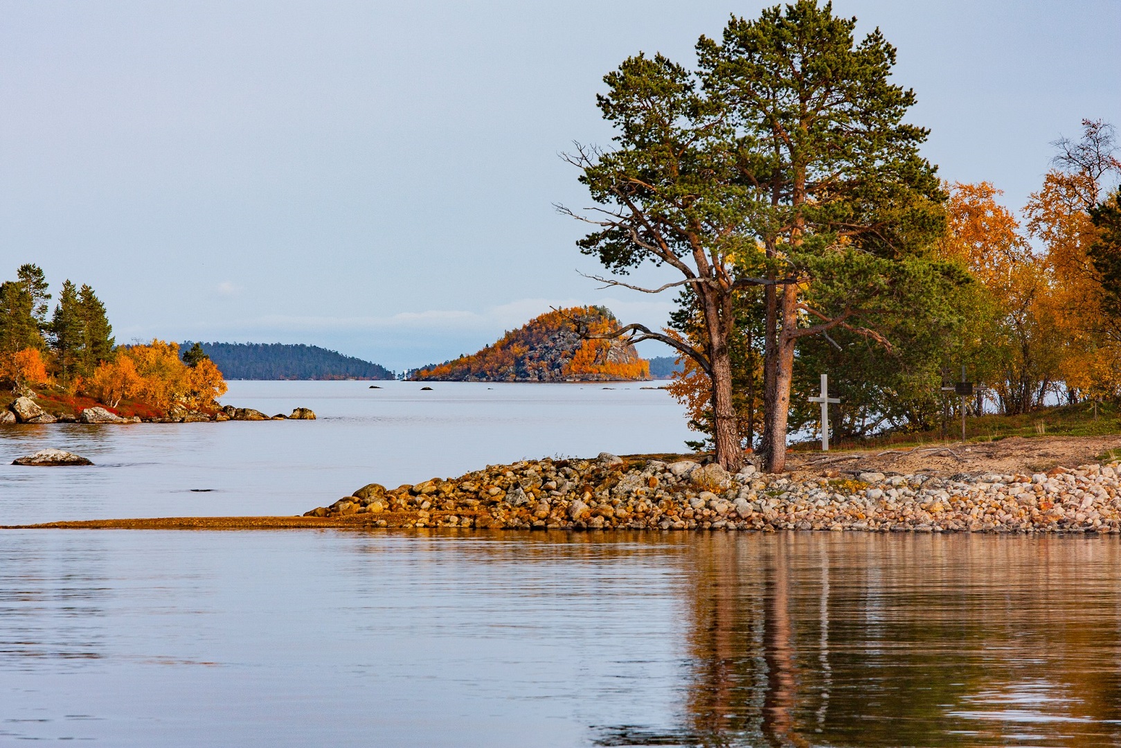 Inarijärvi. Ukonkivi. Hautuumaasaari. Ruska.