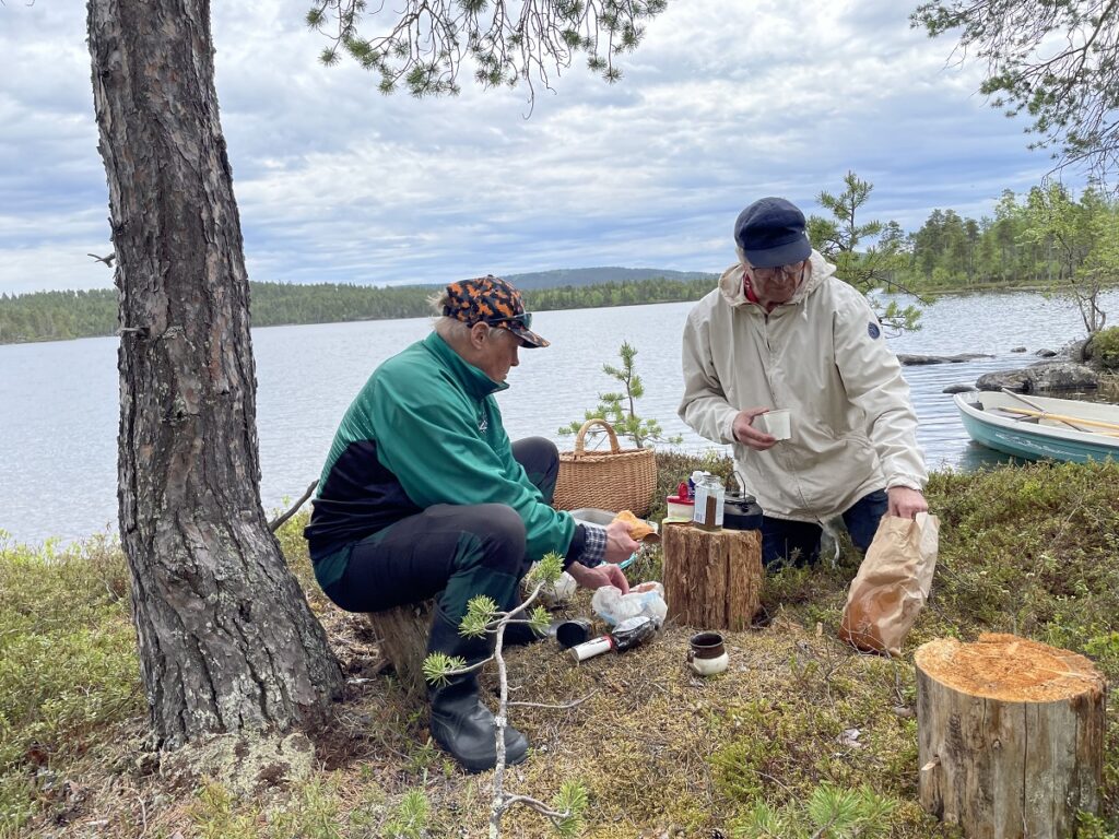 Sotavankien hautojen hoitotalkoot Nangujärvellä.
