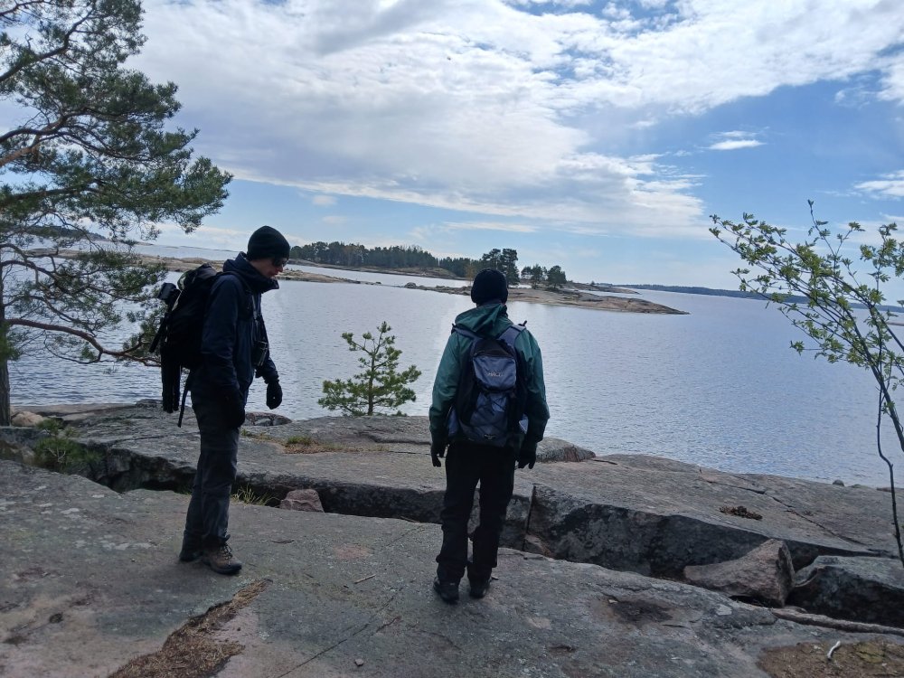 Vy från klippa med två personer som ser ut över havet.