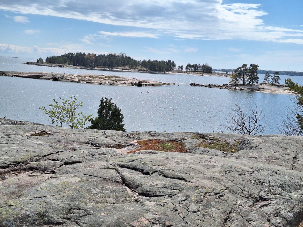 Klippor med vy över havet