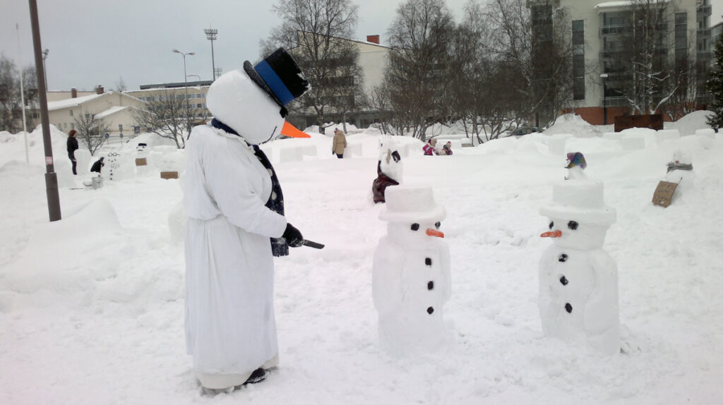Lumiukkomielenosoitus Rovaniemellä 2013.