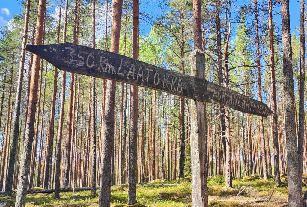 Opastekyltti kertoo etäisyydet Laatokalle (350 km) ja Pohjanlahdelle (150 km).