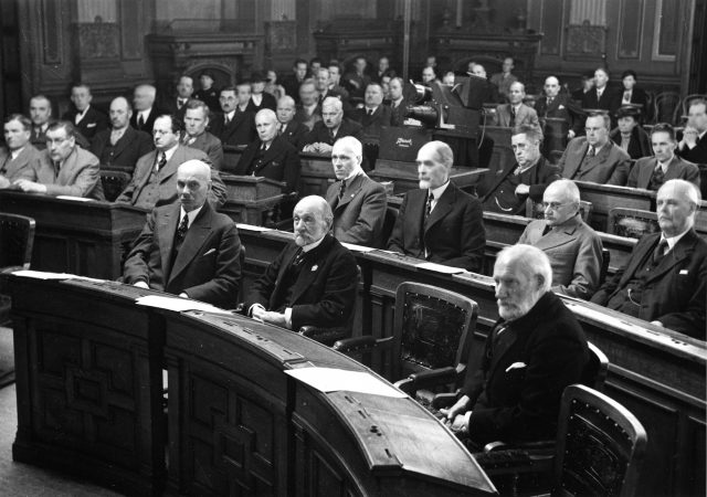 Luonnonsuojeluliiton perustamiskokous Säätytalolla vuonna 1938.