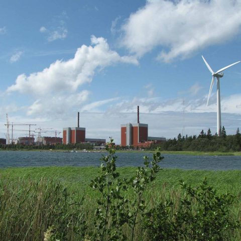 Ydinvoimala jonka vieressä tuulimylly