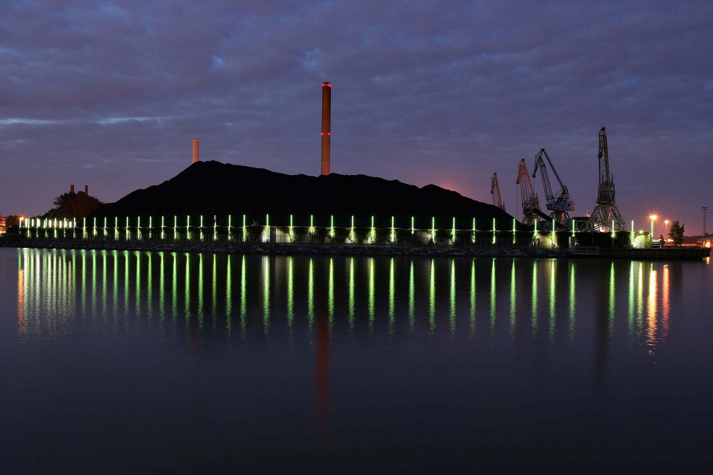Kuvassa on musta kivihiilikasa Hanasaaren voimalaitoksen edustalla Helsingissä.