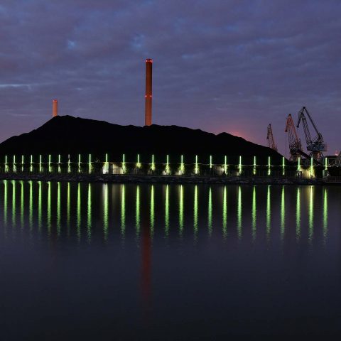 Kuvassa on musta kivihiilikasa Hanasaaren voimalaitoksen edustalla Helsingissä.