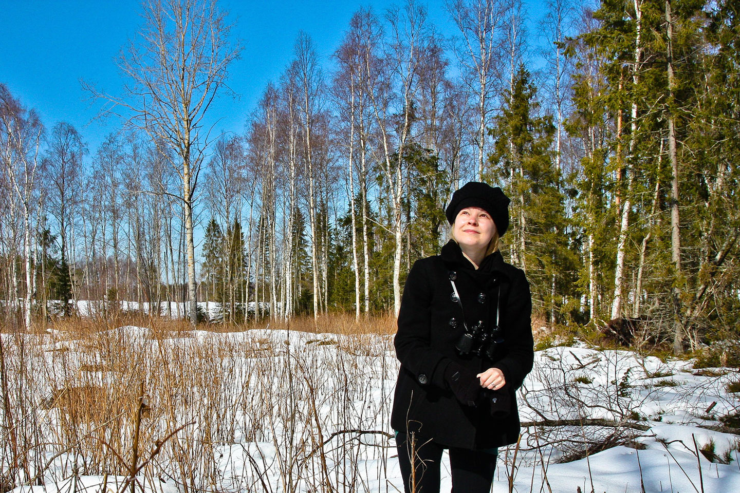Henkilö kävelyllä lumisessa maisemassa.