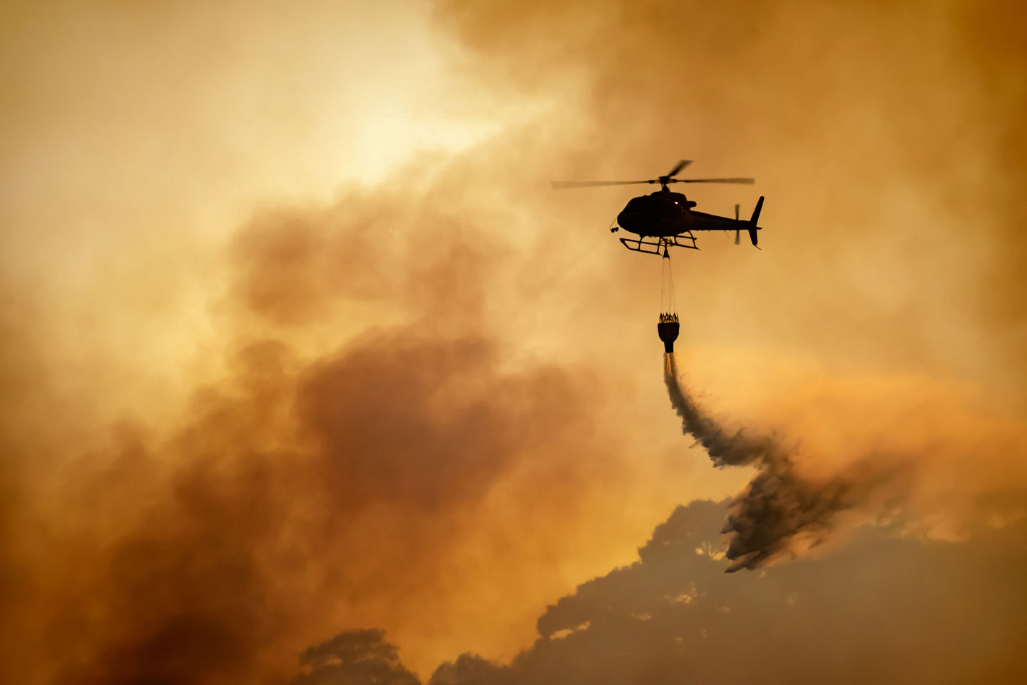 Helikopteri torjumassa metsäpaloa.