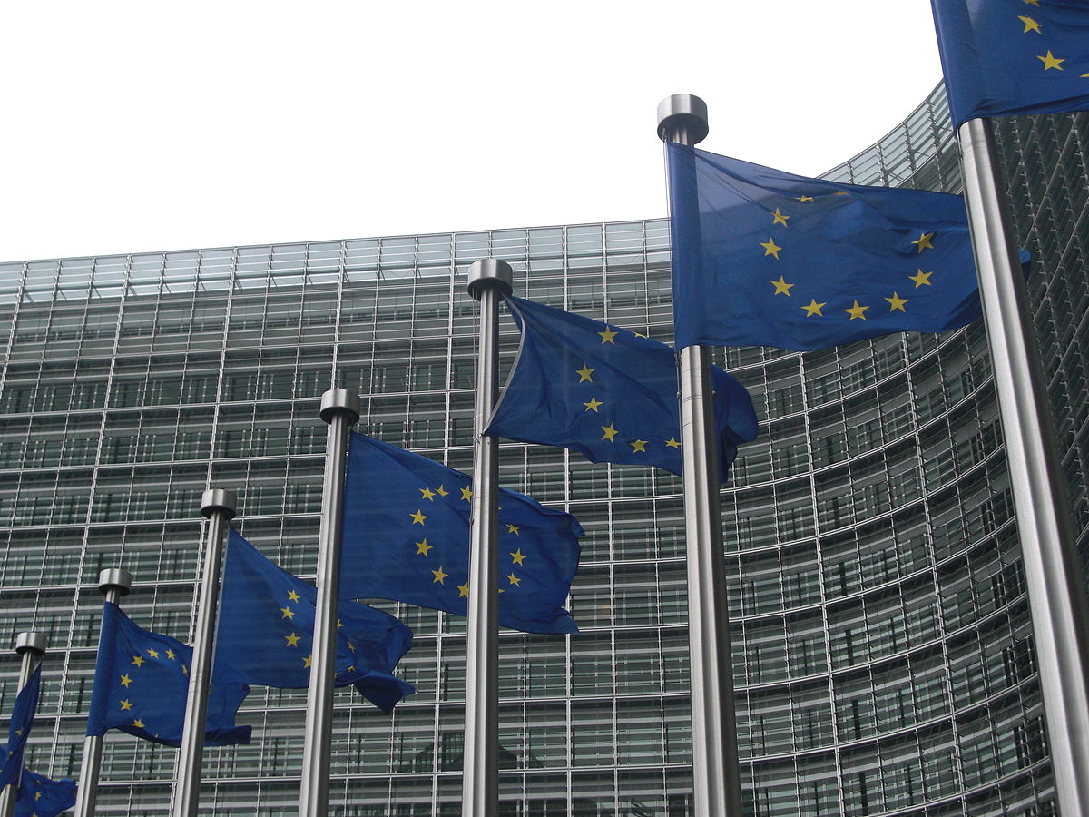 Kuvassa Euroopan komission rakennus ja EU:n lippuja