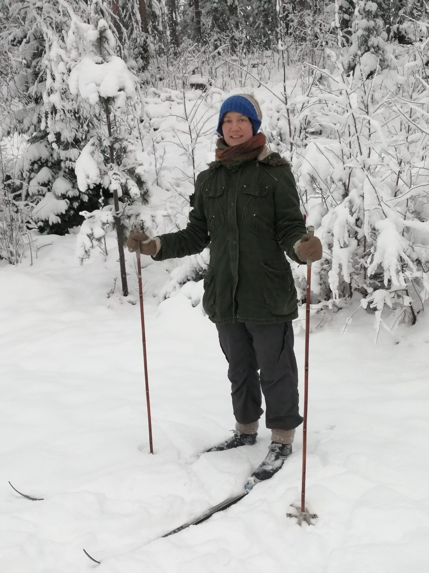 Taina Peltonen suksilla lumisessa maisemassa