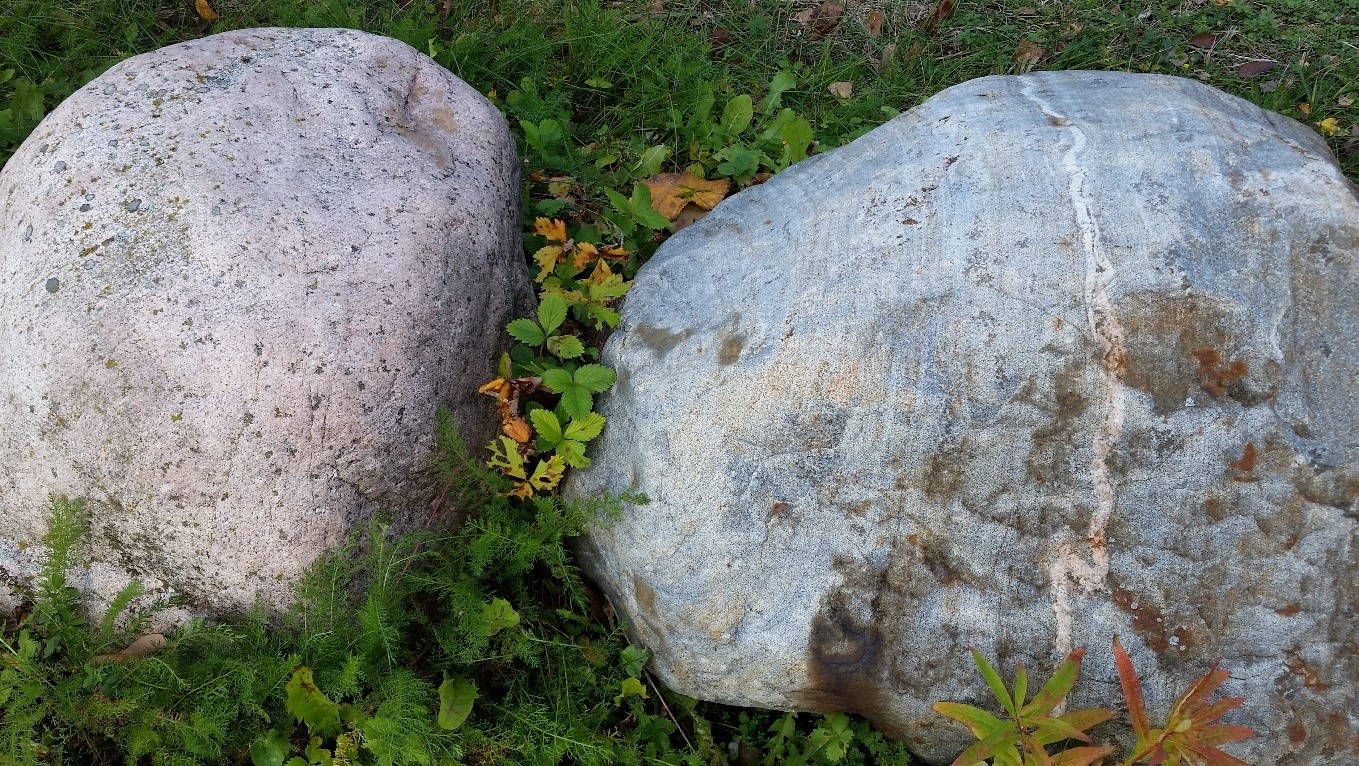 Kaksi pyöristynyttä kivenlohkaretta vierekkäin.