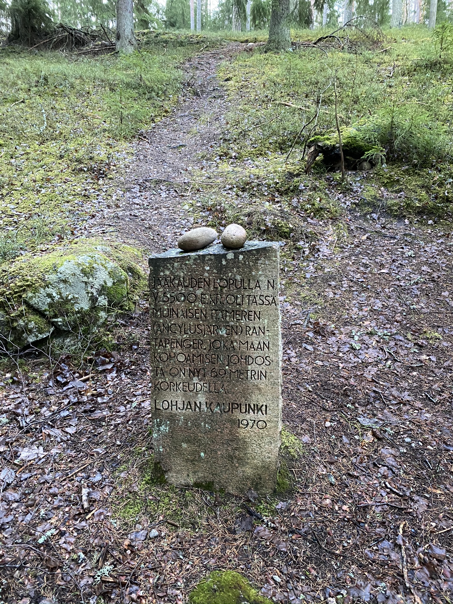 Kivinen Ancylusjärven muistomerkki