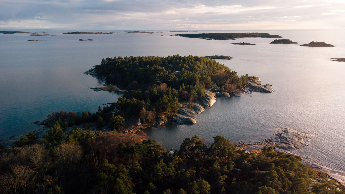 Saaristo kuvattu ylhäältä päin.