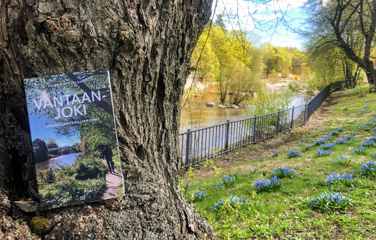 Hanna Apajalahden kirja Vantaanjoki - Tutkimusmatkailijan opas kertoo tärppejä ja tarinoita Vantaanjoen varsilta. Kuva Heidi Rantalainen