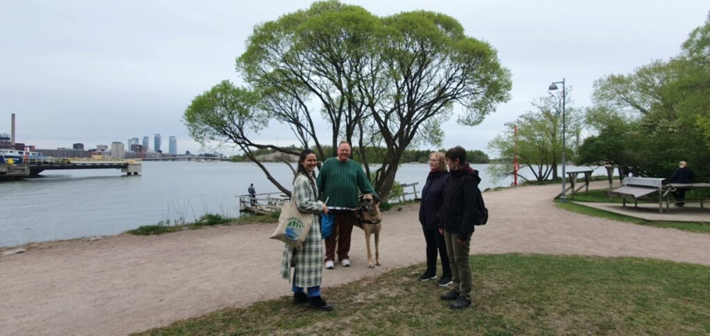 Vesiensuojelun historia -kävelykierros päättyy Katajanokan mattolaiturille. Kuva on kierroksen koekävelyltä.