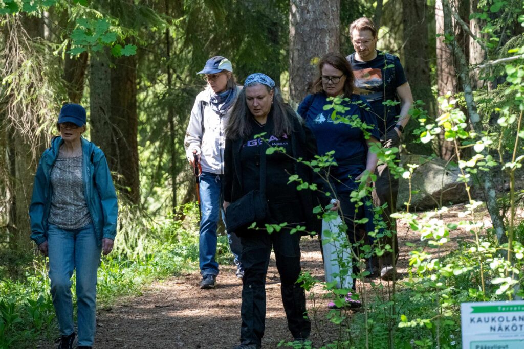 Roskaprinsessa keräsi roskia myös Kaukolanharjulla. Kuvassa ihmisiä ja yhdellä roskapussit käsissä.