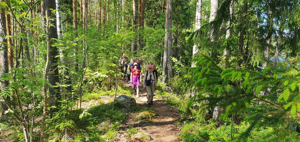 Retkeläisiä harjupolulla.