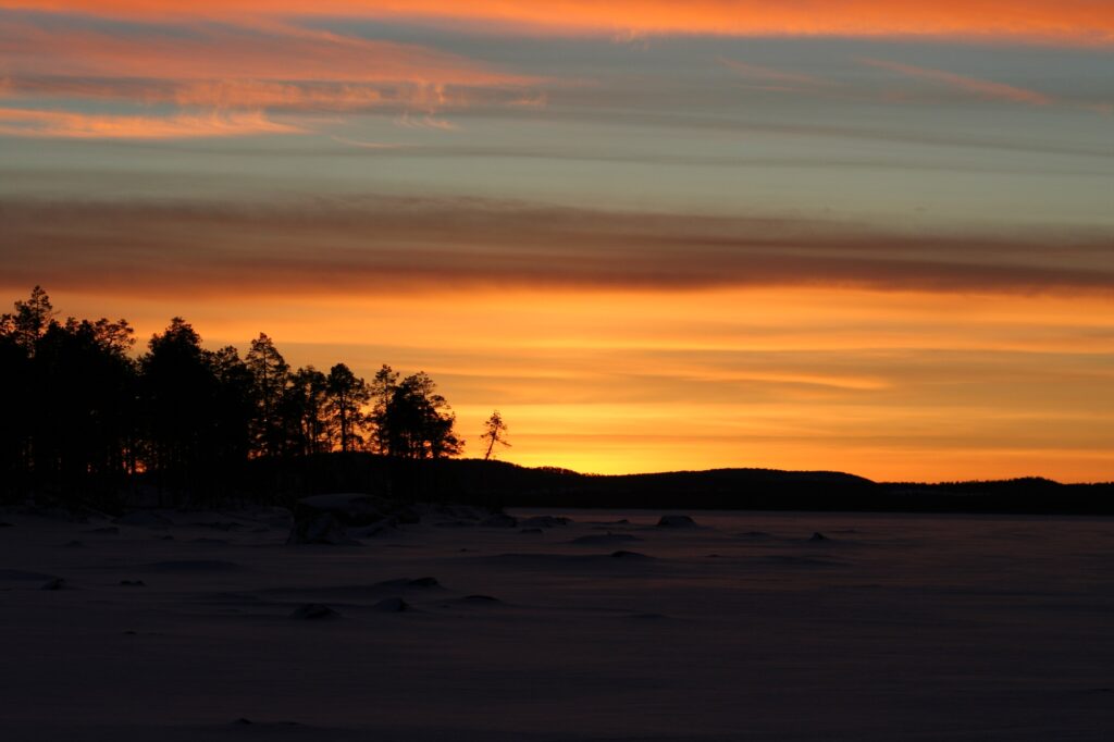 Tammi-helmikuun helmiäispilviä Iarijärvellä.