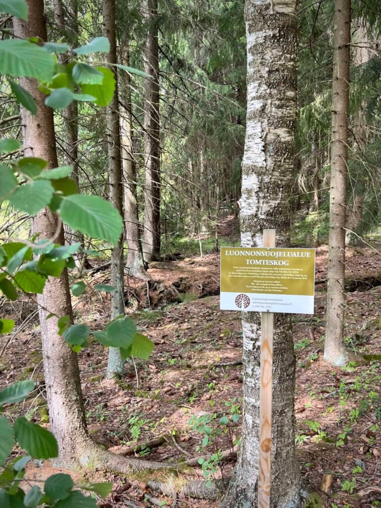 Tomteskog, kyltti