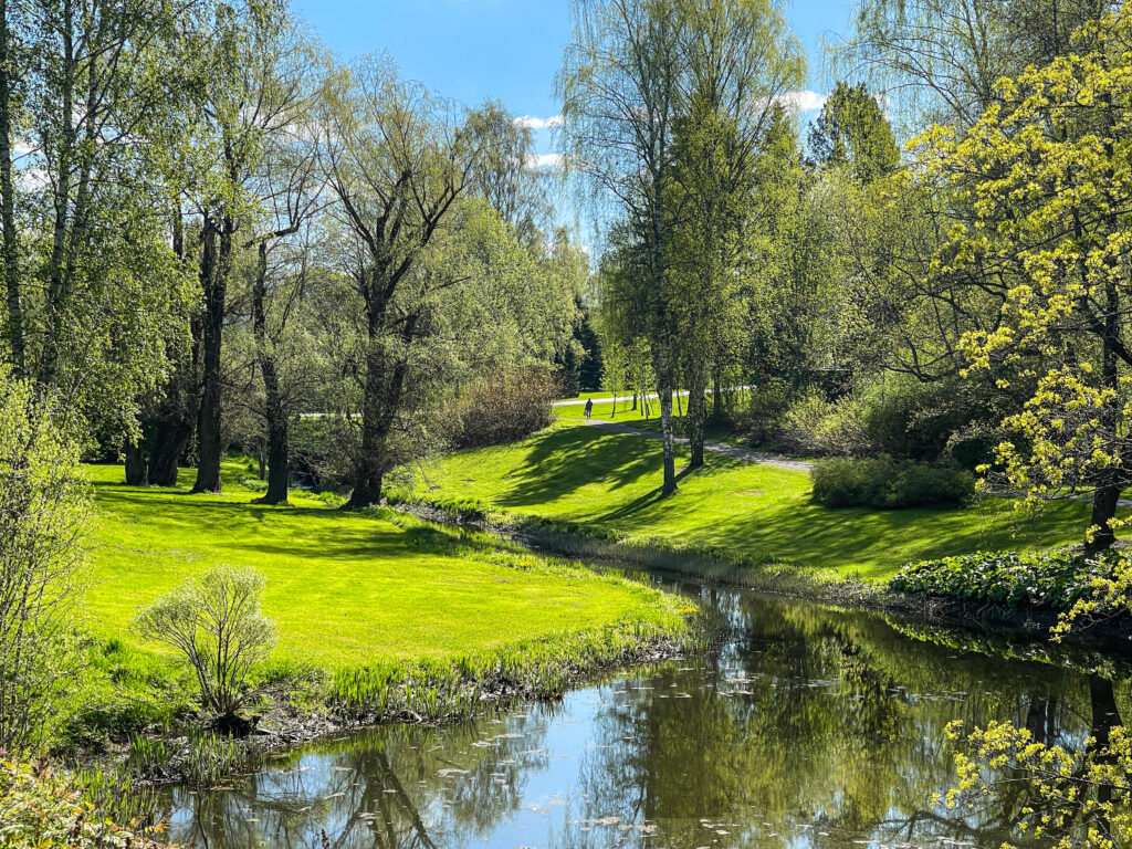 Keväinen Lyylinpuisto Turengissa.