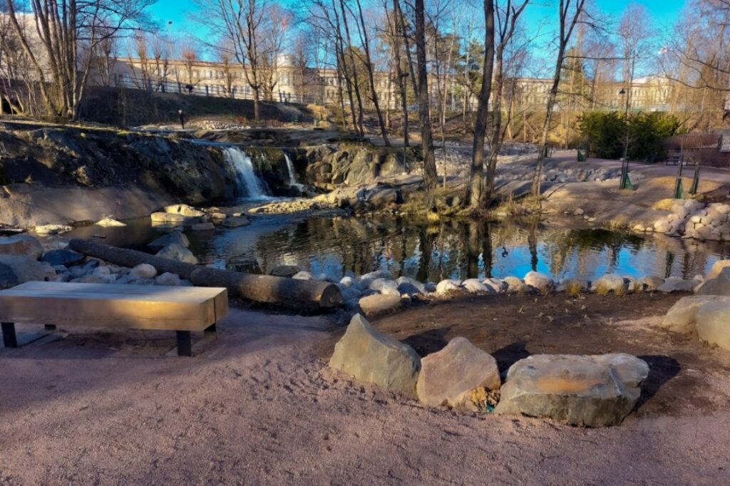 Kiviä, lampi ja vesiputous