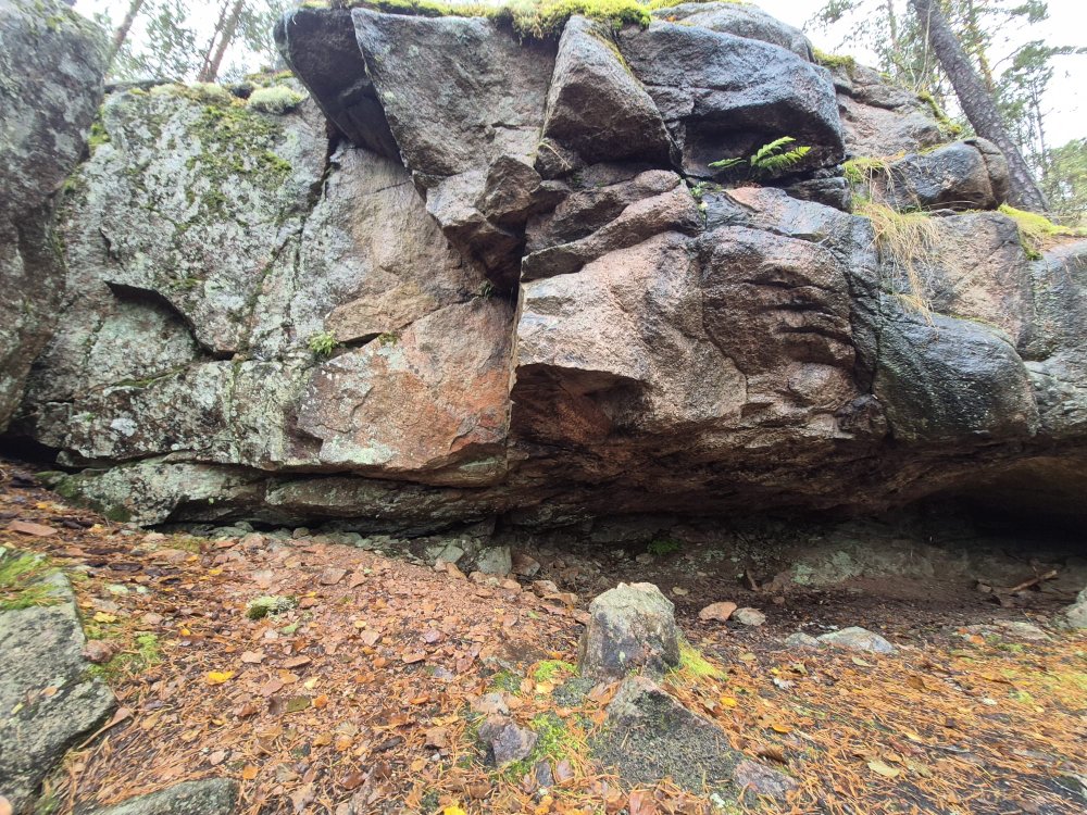 Klippgrotta i röd granit.