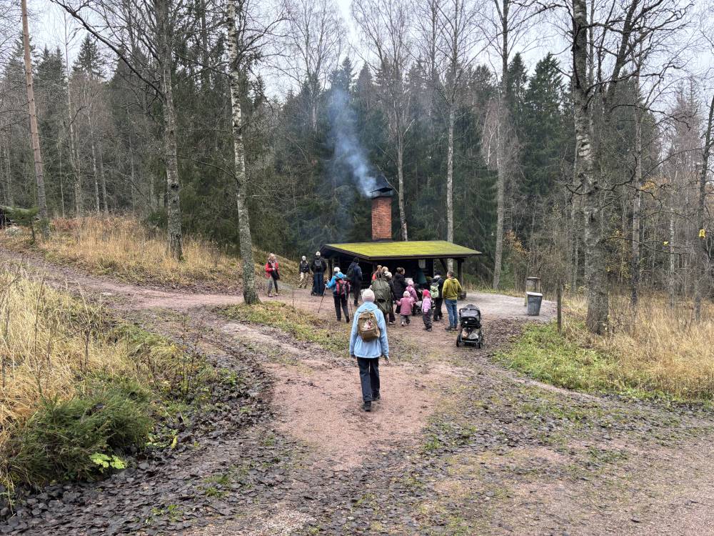 Människor går mot ett kokskjul.