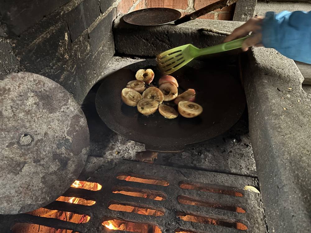 Äpplen som steks i stekpanna över eld.