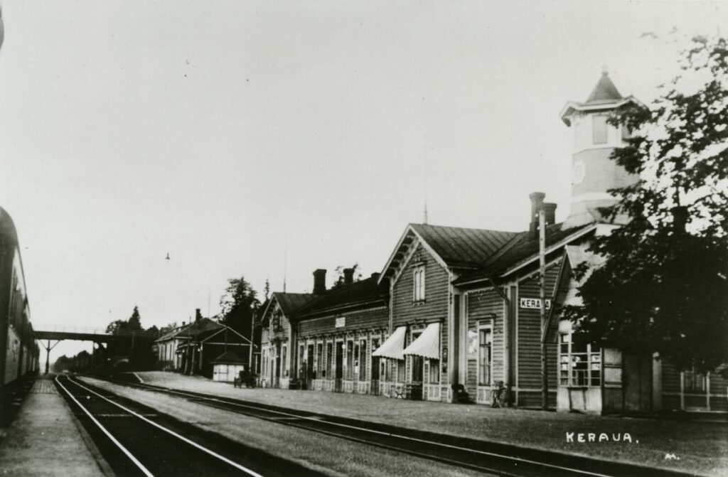 Mustavalkokuvassa Keravan asemarakennus 1930-luvulla.