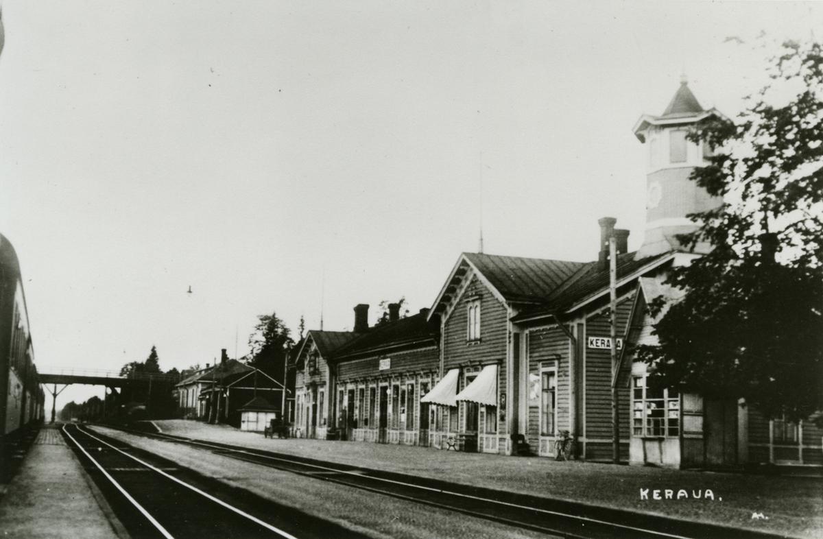 Mustavalkokuvassa Keravan asemarakennus 1930-luvulla.