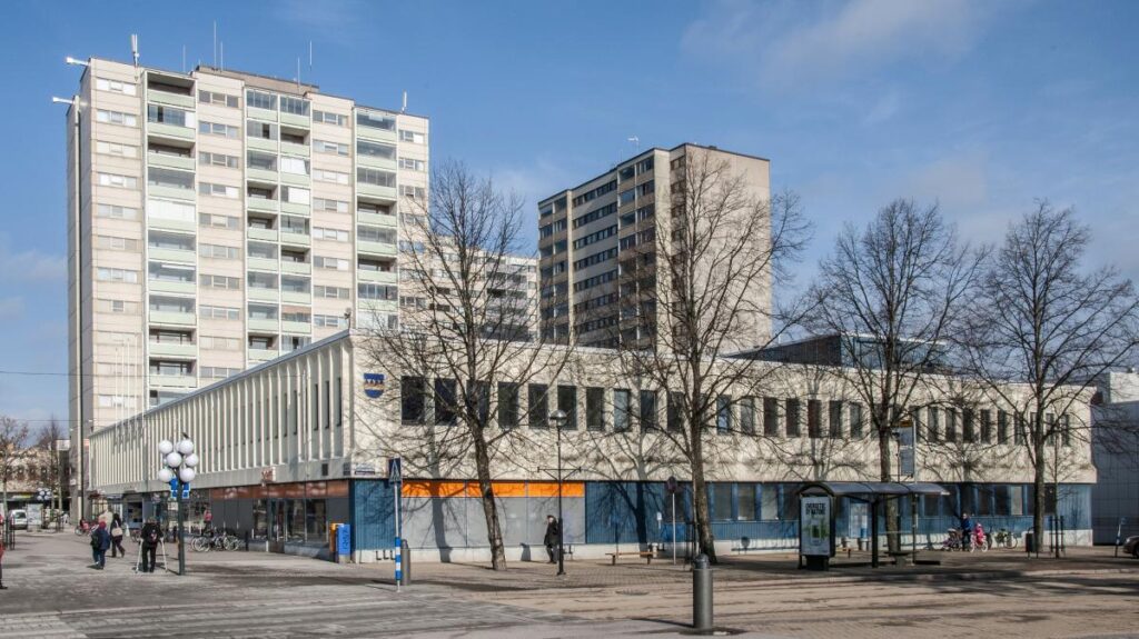 Keravan kaupungintalo huhtikuussa 2016. Kuva: Jukka Nissinen, Keravan museopalvelut, Keravan museon dokumentointi.