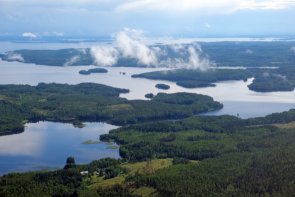 Näkymä Päijänteelle Kuhmoisten Haukkasalon saaren yli