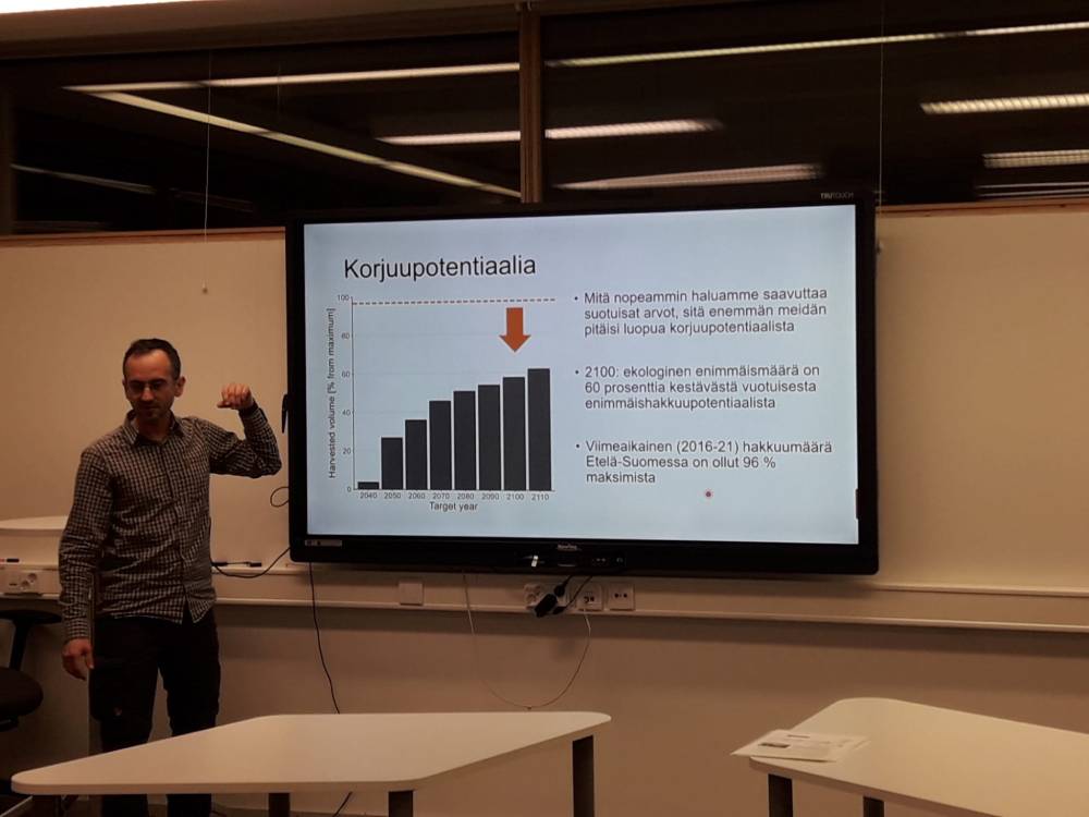 Tutkija Daniel Burgas alustaa metsien tulevaisuudesta Keski-Suomen piirin yleisötilaisuudessa 7.11.2023