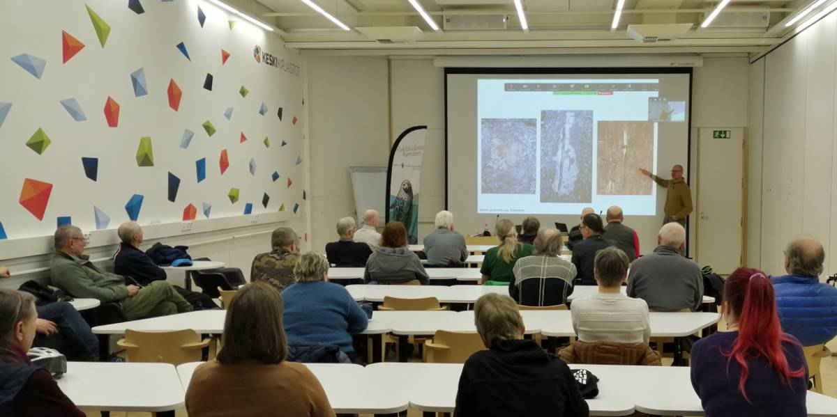 Kuva Jyväskylän pääkirjaston Wolmarinsalin takaosasta yleisötilaisuudesta, jossa Atte Komonen alustaa kirjanpainajista.