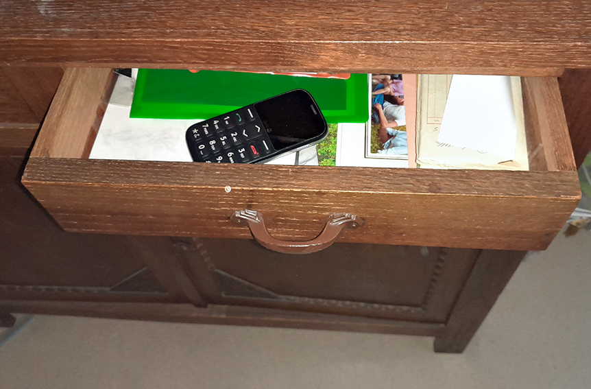 kännykkä pöytälaatikossa