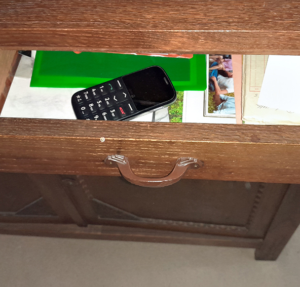 Kännykkä pöytälaatikossa