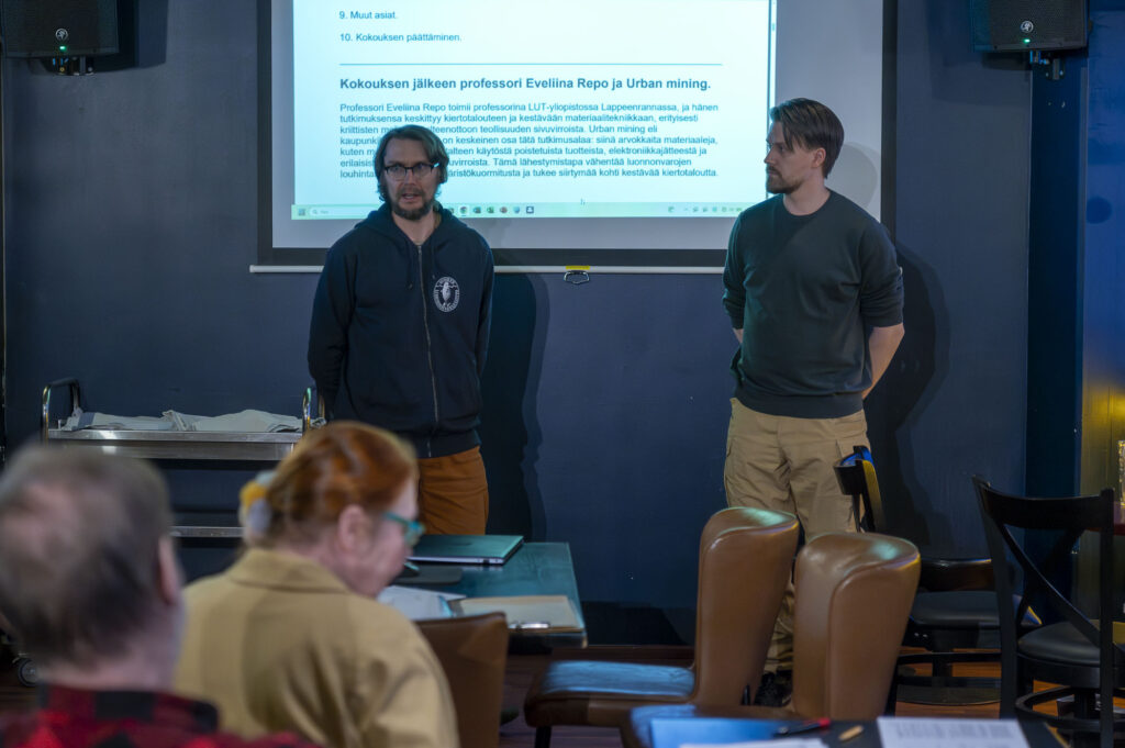 Pohjois-Savon luonnonsuojelupiirin toiminnanjohtaja Osma Naukkarinen ja piirin hallituksen puheenjohtaja Timo Koskinen