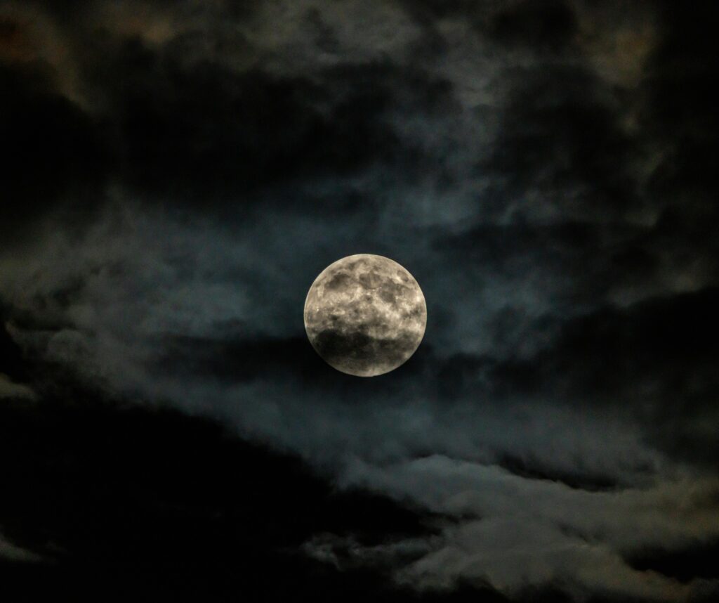 Täysikuu pilvien takana