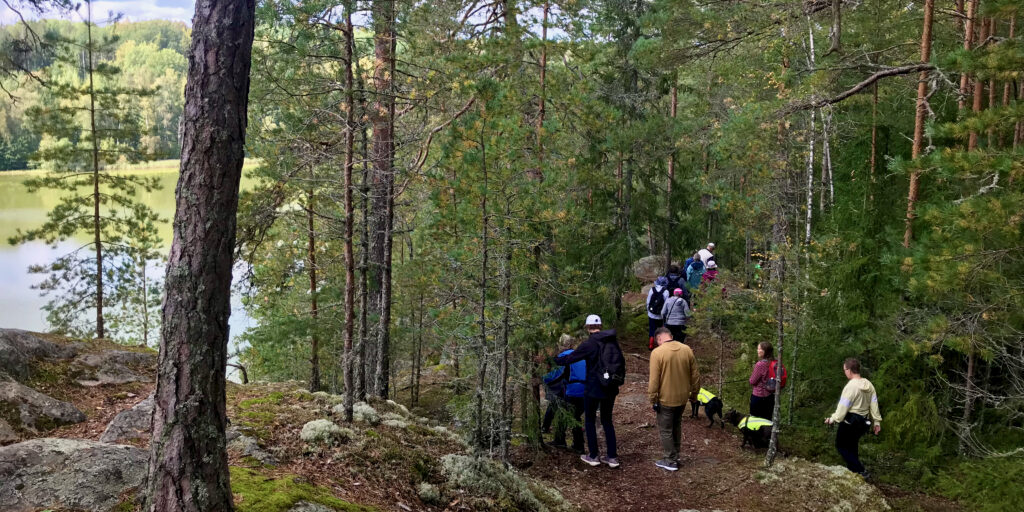 Retkeilijöitä kalliolla Ikkalan luontopolulla Kotojärven rannalla.