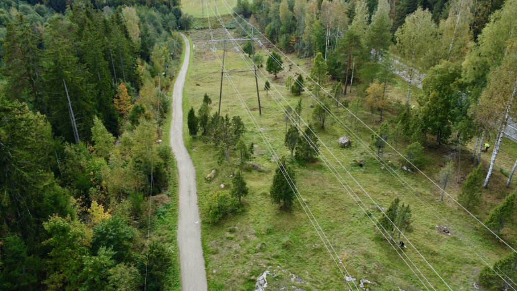 Ilmakuva Kokkilan kedosta sähkölinjan alla.
