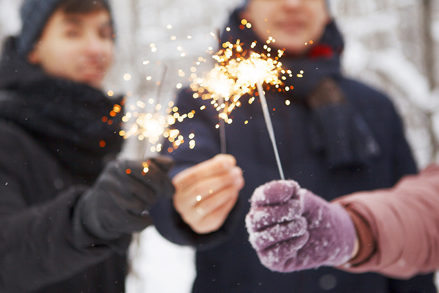 Sädetikkuja ihmisten käsissä.