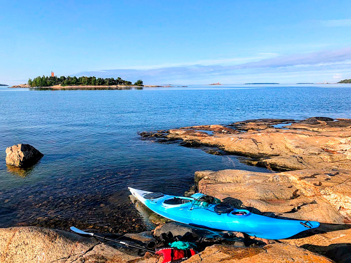 kajakki kallioisella rannalla