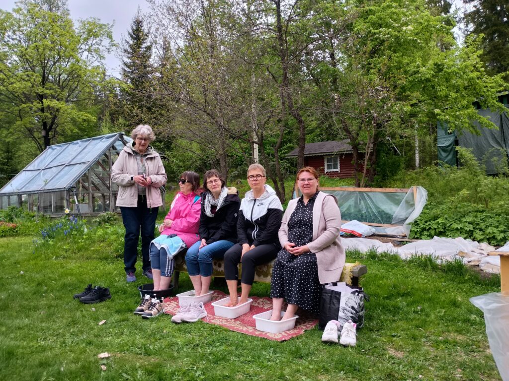 Viisi naista pihalla yrttijalkakylvyssä