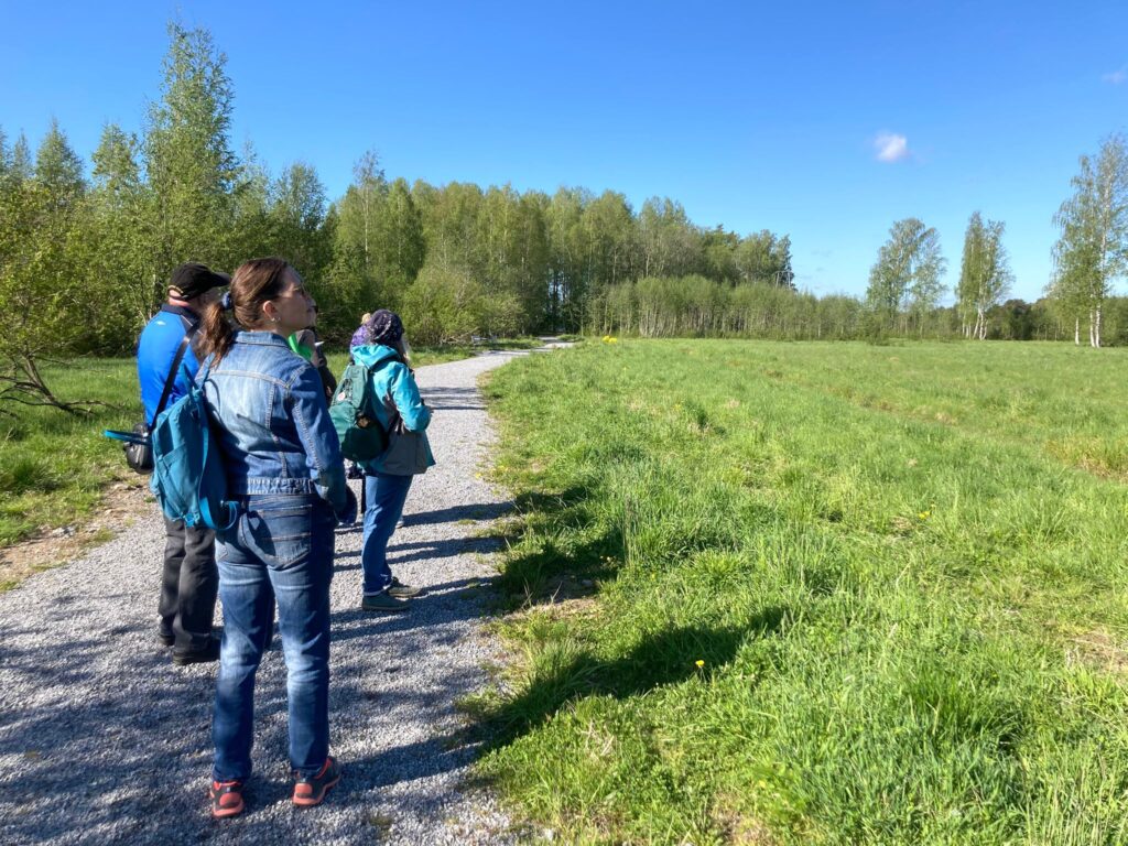 Ihmisiä kävelemässä aurinkoisessa kevätsäässä