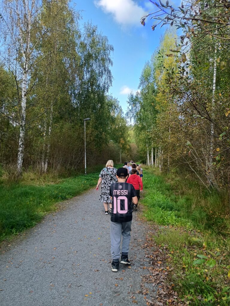 Lintukoulun ympäristöviikolla nelos- ja vitosluokkalaiset pääsivät ohjatulle linturetkelle. Kuva Anne Viitalaakso