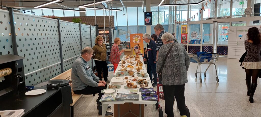 Paljon erilaisia syksyn sieniä esillä pöydällä kaupan aulassa. Kuva: Tiina Kauppi