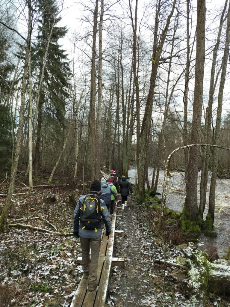 Ihmisiä pitkospuilla Nukarinkosken varrella