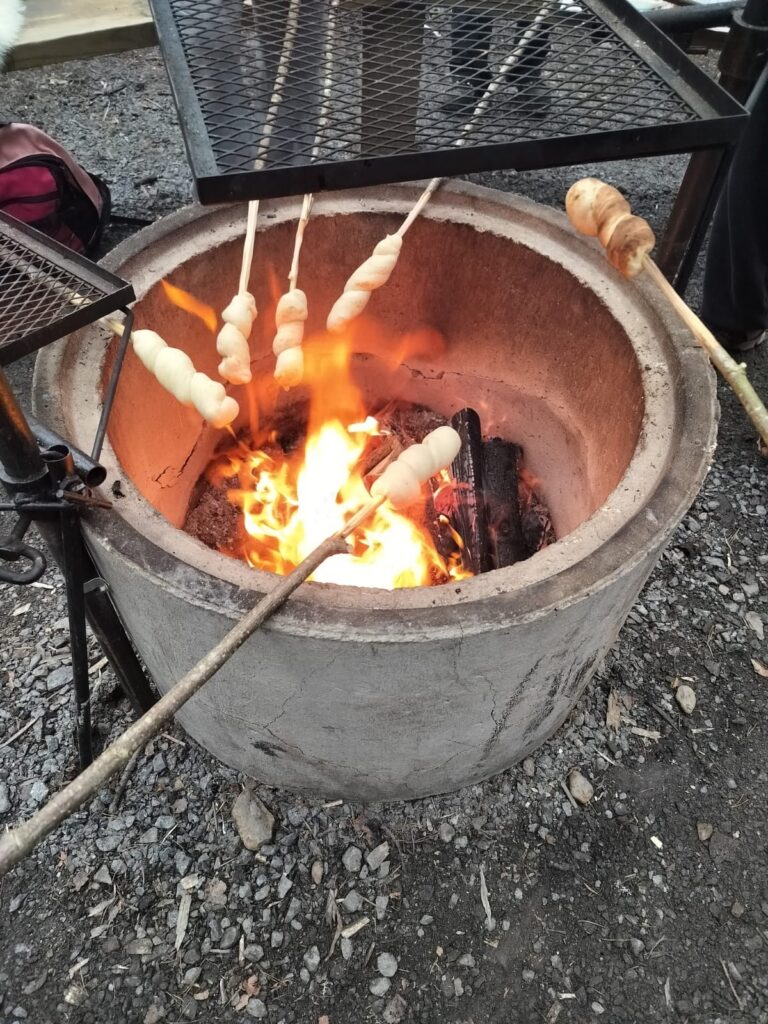 Tikkupullien paistoa Nukarinkosken laavulla