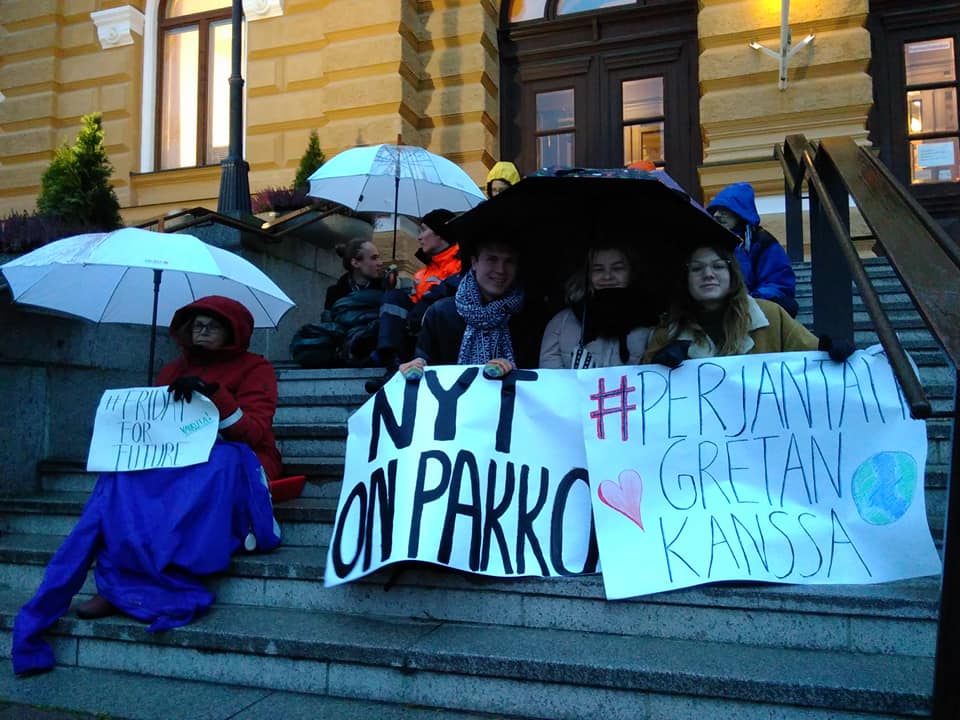 Oulu istuu Gretan kanssa. Kuva Paula Ratava.